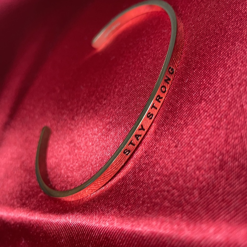 Mantraband STAY STRONG bracelet rose gold